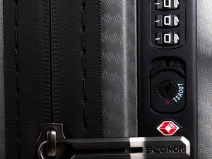 Какво е TSA заключване за куфар и защо то е по-добро от обикновените катинари за куфар?